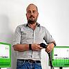 Die Technik von heute zum Laden: Alexander Hirt steht an Ladesäulen für Elektroautos.