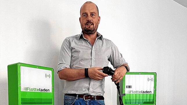 Die Technik von heute zum Laden: Alexander Hirt steht an Ladesäulen für Elektroautos.