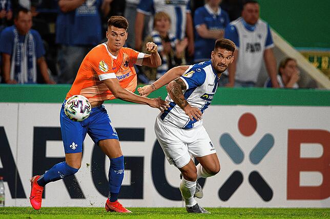 Der Villinger Kai Brünker (rechts) stürmt für den Zweitligisten FC Magdeburg. Links Mathias Honsak von Darmstadt 98.