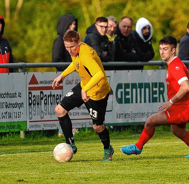 Der Gutmadinger Claudius Hirt (gelbes Trikot) überläuft Gegenspieler Enrico Vitacca