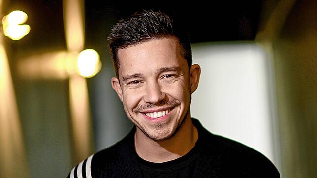 In seiner Jugend arbeitete Nico Santos als Animateur – heute bringt er seine Fans in Stimmung.