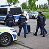 Polizeibeamte weisen in Kehl einen Mann zurück und begleiten ihn zur französischen Grenze. Seit dem 8. Mai gibt es verschärfte ...