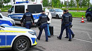 Polizeibeamte weisen in Kehl einen Mann zurück und begleiten ihn zur französischen Grenze. Seit dem 8. Mai gibt es verschärfte ...