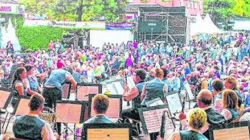 Das Blasorchester macht den Auftakt zur Sommersinnfonie, bei gutem Wetter wieder auf dem Rathausplatz. BILD: BLASORCHESTER