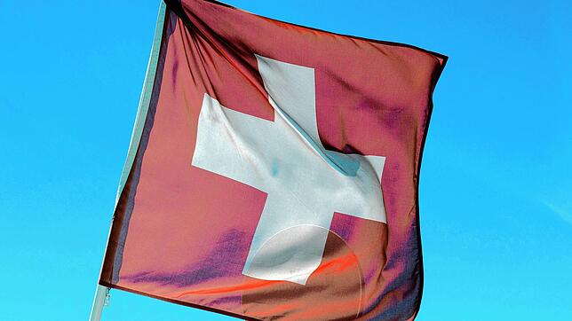 Die Schweizer Nationalflagge wehr in Basel. Das Land ist laut dem schweizerischen Nachrichtendienst eine Hochburg für russische Agenten.