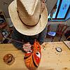 Wer ist der Villinger Kunstmaler, der die neue Hexenmaske in seinem Villinger Atelier fasst? Bild: Norbert Trippl