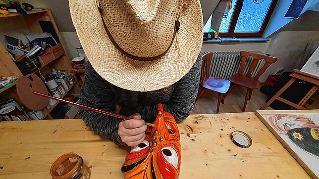 Wer ist der Villinger Kunstmaler, der die neue Hexenmaske in seinem Villinger Atelier fasst? Bild: Norbert Trippl
