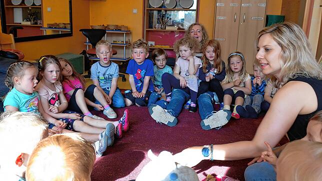 In der Kita in Überlingen am Ried startet für die Kinder der Tag mit einem morgendlichen Sitzkreis mit den beiden Erzieherinnen Katrin ...