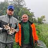 Landwirt Stefan Leichenauer und Jagdpächter Manfred Ritzi (von links) haben soeben einem Kitz auf Tengener Gemarkung das Leben gerettet. ...