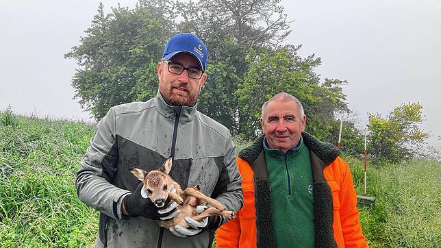 Landwirt Stefan Leichenauer und Jagdpächter Manfred Ritzi (von links) haben soeben einem Kitz auf Tengener Gemarkung das Leben gerettet. ...