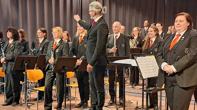 Musikdirektor Ralf Ochs mit der Stadtkapelle, die beispielsweise mit dem Stück „Alexander VI.“ aus der Symphonie „The Borgias“ von Otto ...