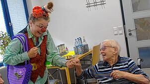 Inge Maier freut sich über den Besuch von Nella, dem Gesundheitsclown, den Diana Schlageter hier verkörpert. Da werden auch mal alte ...