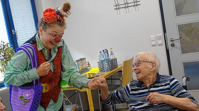 Inge Maier freut sich über den Besuch von Nella, dem Gesundheitsclown, den Diana Schlageter hier verkörpert. Da werden auch mal alte ...