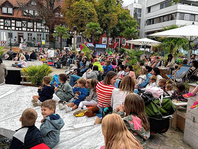 Der Muslenplatz wird zum Freiluft-Kino: Das Sommerkino am Stadtstrand zieht viele Besucher in die Stadt.