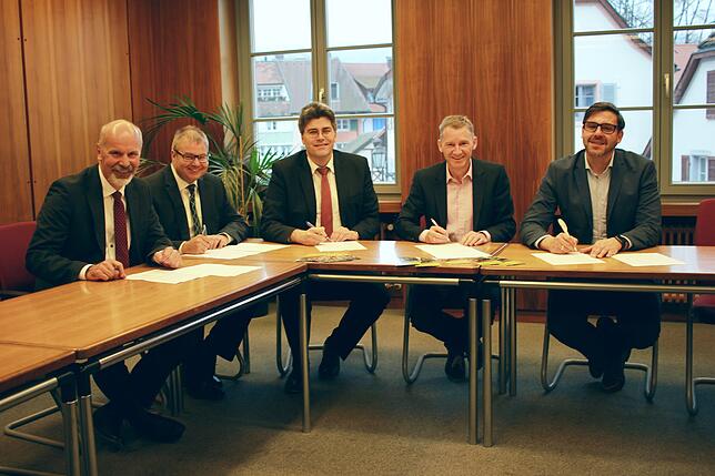 Sie unterzeichnen die Verträge (von links): SBG-Geschäftsführer Manfred Hovenjürgen, Bürgermeister Alexander Guhl, Landrat Martin ...