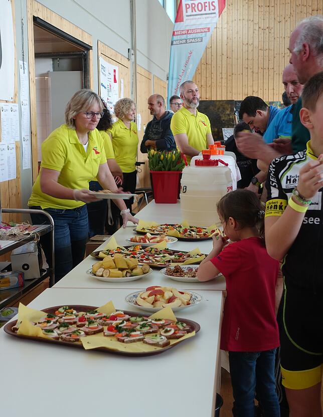 Radeln macht hungrig: in den kurzen Pausen ist mit Häppchen und Getränken bestens für die Sportler gesorgt.