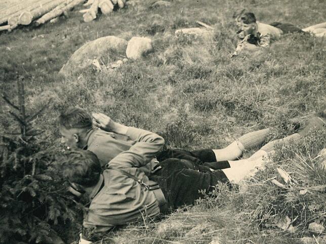 Hitlerjungen bei einer paramilitärischen Geländeübung zwischen Wehr und Hasel im Jahr 1941.