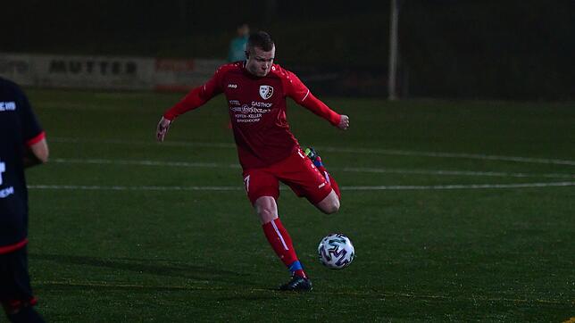Saisonpremiere: Florian Gampp &ndash; hier beim Flutlichtspiel im Herbst beim FC RW Weilheim &ndash; machte mit seinem ersten Tor in ...
