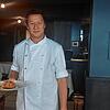 Van Hung Nguyen serviert in der Bressarie Colette Tim Rau seinen Lammrücken. Obwohl die Zubereitung außergewöhnlich und für Laien ...