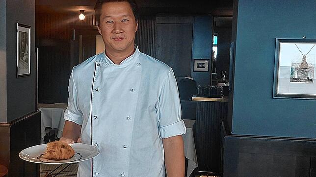 Van Hung Nguyen serviert in der Bressarie Colette Tim Rau seinen Lammrücken. Obwohl die Zubereitung außergewöhnlich und für Laien ...