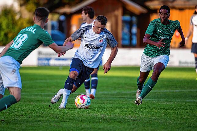 Kann spielen: VfB Waldshut Stürmer Nexhdet Gusturanaj (Bildmitte) ist in Rheinfelden dabei.