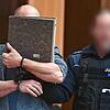 Der Angeklagte in Stuttgart-Stammheim beim Beginn eines Prozesses im April.