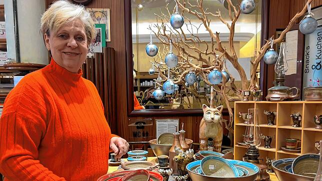 Brigitte Strohm in ihrem Winterladen. In diesem Jahr öffnet das beliebte Geschäft auf Zeit zum letzten Mal.