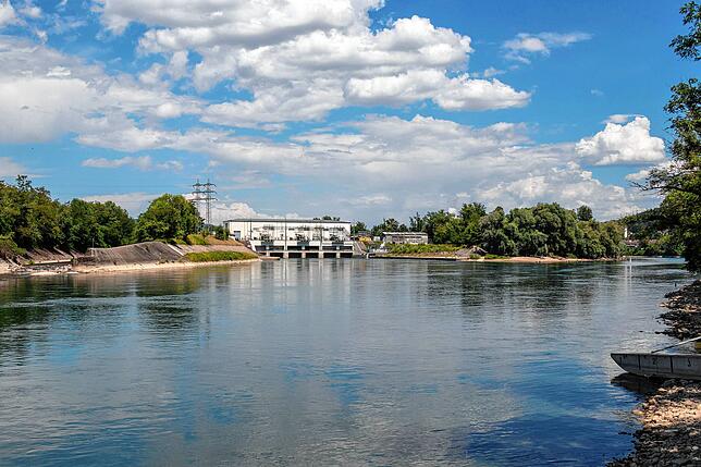 Das Rheinkraftwerk Albbruck-Dogern (RADAG), hier ein Blick von der Schweizer Rheinseite im Juli 2018. Man sieht links die Mündung der ...