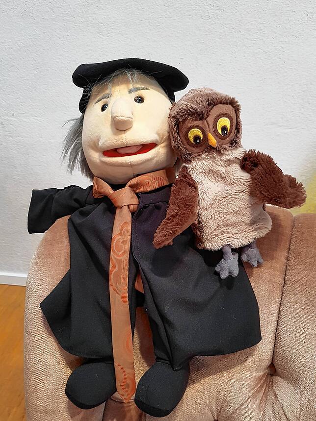 Die beiden plüschigen Freunde Martin und Silvester werden beim Familiengottesdienst auf Youtube zu sehen sein.
