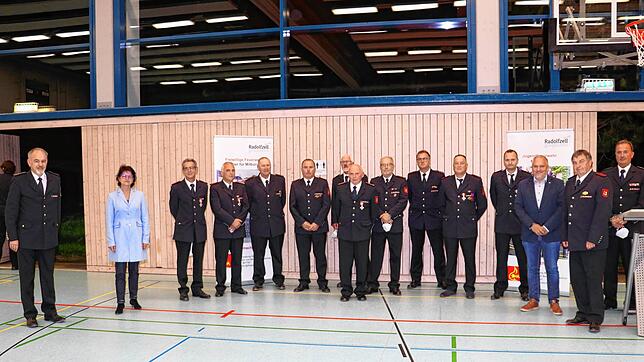 Höhepunkt der Hauptversammlung der Freiwilligen Feuerwehr Radolfzell war die Ehrung Michael Blenders (Bildmitte) für seine 50-jährige ...