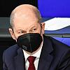 Bundeskanzler Olaf Scholz verfolgt die Rede des CDU-Bundesvorsitzenden Merz während der Sondersitzung des Bundestags zum Krieg in der ...
