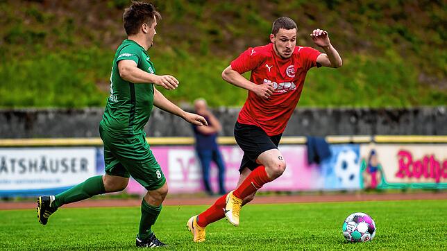 Späte Erlösung: Bennet Wagner (rechts, gegen Yannik Mayer vom SV Waldhaus) traf in der Nachspielzeit für Spitzenreiter FC 08 Bad ...