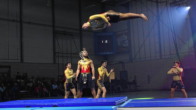 Bild 7: Spektakuläre Auftritte &ndash; Fotos der sportlichen Akteure bei der Turngala in der Schänzlehalle