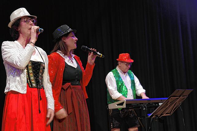 Als „Prickelnde Seeperlen“ sorgen Andrea Zimmermann (links) und Birgit Holverscheid für Stimmung beim Zunftabend.