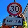 In dieser Woche montierten Mitarbeiter det Technischen Dienste die Tempo-30-Schilder an der B34 sowie der Schulhaussstraße. An der B34 ...