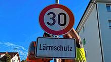In dieser Woche montierten Mitarbeiter det Technischen Dienste die Tempo-30-Schilder an der B34 sowie der Schulhaussstraße. An der B34 ...