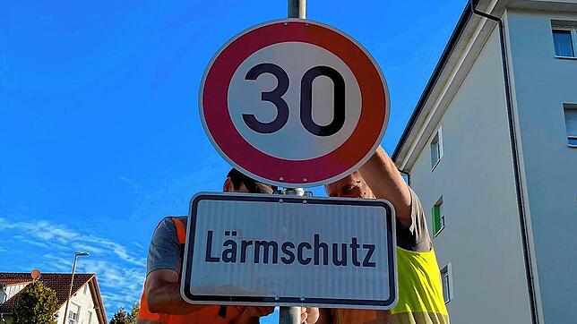 In dieser Woche montierten Mitarbeiter det Technischen Dienste die Tempo-30-Schilder an der B34 sowie der Schulhaussstraße. An der B34 ...