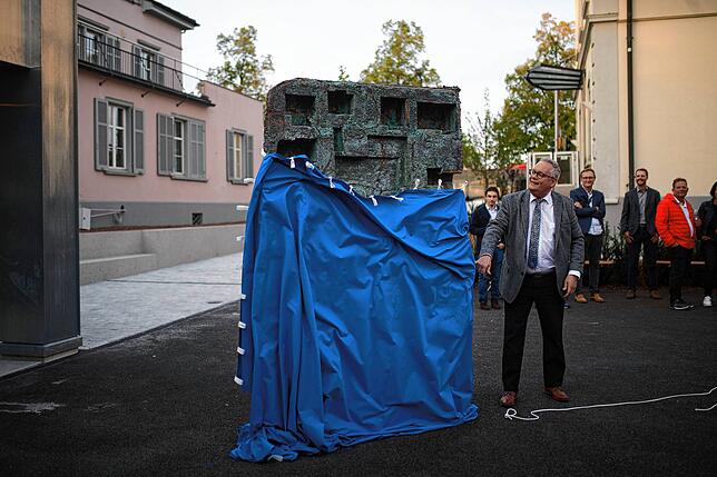 Stadtpräsident Thomas Niederberger enthüllt die Skulptur von Katja Schenker.