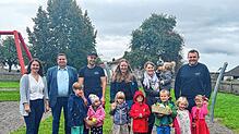 Die Kinder und Erzieherinnen der Kita Nöggenschwiel freuen sich über die Spende für gesundes Essen von Matthias Ebner, Sarah Probst, ...