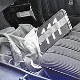 Ein Rucksack der Terroristen im Fluchtauto. Sie hatten nicht nur Autokennzeichen, sondern auch falsche Papiere, 2200 D-Mark sowie ...