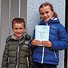 Mattheo und seine Schwester Aurelia Spillecke zeigen das Bilderbuch zum Ausmalen, das sich Kinder und ihre Eltern in der Karwoche in der ...