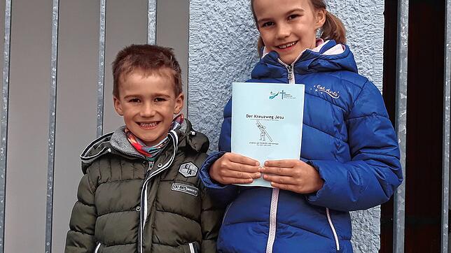 Mattheo und seine Schwester Aurelia Spillecke zeigen das Bilderbuch zum Ausmalen, das sich Kinder und ihre Eltern in der Karwoche in der ...