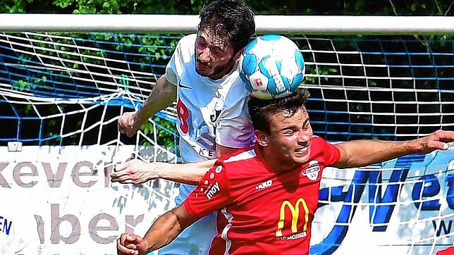 Nur nicht so zimperlich: Beim Kopfball geht&lsquo;s im Fußball schon einmal etwas ruppiger zu. Hier versuchen sich der Hasan Faslak vom ...