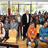 Harry Nussbaum (Mitte, links) berichtete am Staufer-Gymnasium Pfullendorf über seine Erinnerungen als jüdisches Kind im besetzten ...
