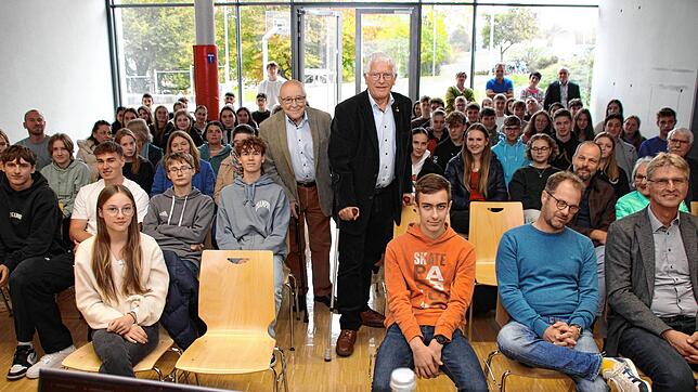 Harry Nussbaum (Mitte, links) berichtete am Staufer-Gymnasium Pfullendorf über seine Erinnerungen als jüdisches Kind im besetzten ...