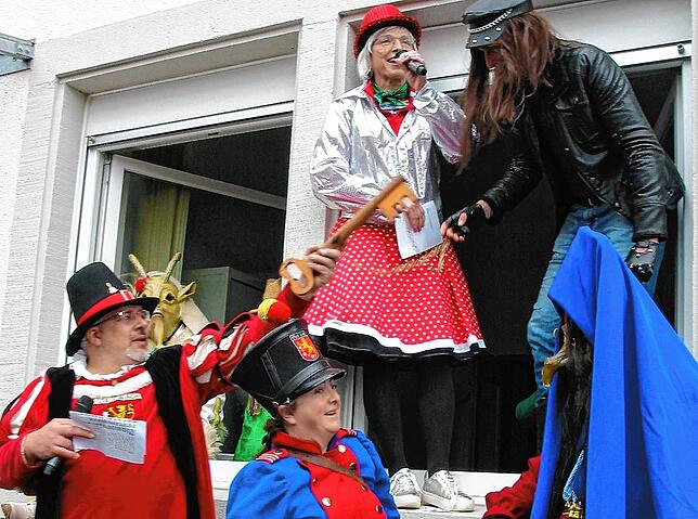 Der Aacher Zunftmeister Daniel Dieterle musste bei Rätin Simone Hornstein (oben von links) und Hauptamtsleiter Florian Rapp lange um den ...