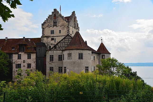 Die weithin sichtbare Burg ist das Wahrzeichen der Stadt.