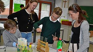 Am Kolleg St. Blasien gibt es bei den Pfingstfeiern unter anderem Chemieexperimente für die Besucher. Foto: Christiane Sahli