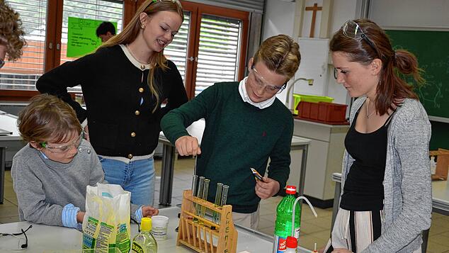 Am Kolleg St. Blasien gibt es bei den Pfingstfeiern unter anderem Chemieexperimente für die Besucher. Foto: Christiane Sahli