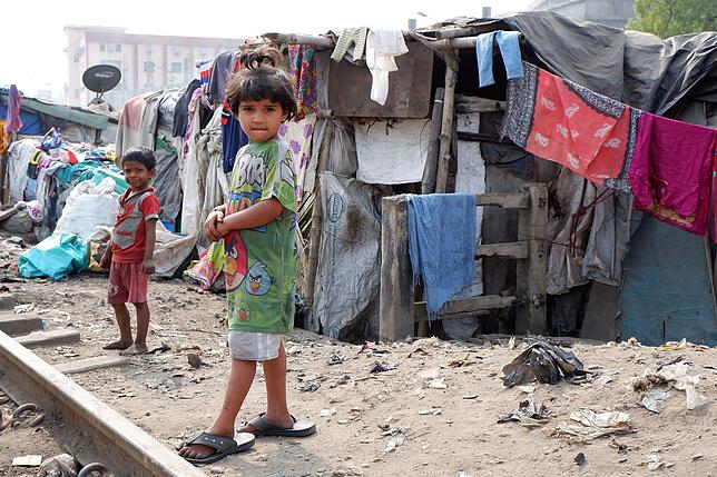 In zusammengezimmerten Behausungen leben die ärmsten Einwohner der Millionenmetropole Kalkutta, darunter viele Kinder.